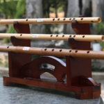 KỆ GỖ TRƯNG BÀY SÁO CAO CẤP 3 TẦNG – LOẠI ĐỂ BÀN